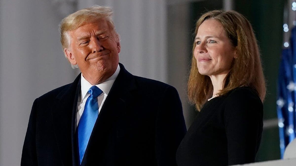 Trump i Amy Coney Barrett