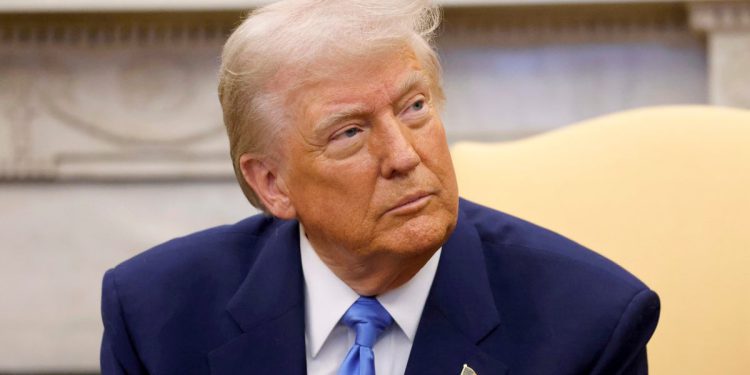 Trump ažuriranja uživo: Velike modrice na predsjednikovim špekulacijama za ruku Spark, dok 20 zaposlenika doge odustaje u znak protesta