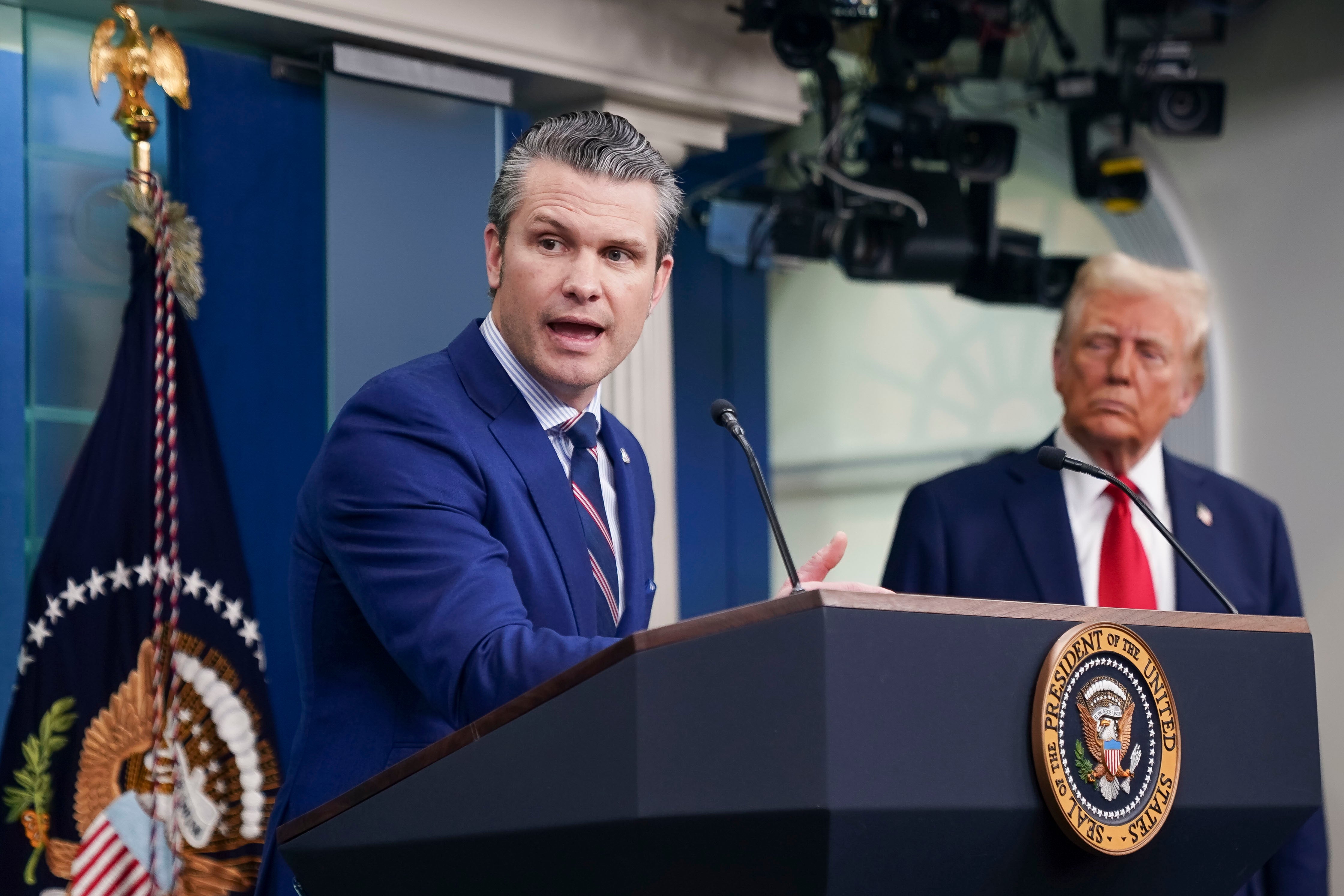 Ministar obrane Pete Hegseth i Donald Trump glavni su rukovoditelji Federalnog obrazovnog sustava za škole koje djeluju u odnosu na Ministarstvo obrane