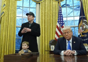 Trump naređuje saveznim agencijama da se pridržavaju Muskovih rezanja doge – RT World News