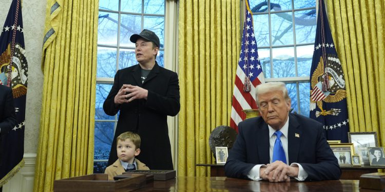 Trump naređuje saveznim agencijama da se pridržavaju Muskovih rezanja doge – RT World News