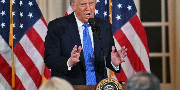 Trump naređuje sigurnosni pristup oduzet s novog popisa neprijatelja: ‘negativca, oduzmite mu propusnice’