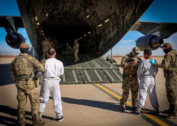 Trump nestaje imigranti u pravnu “crnu kutiju” Guantanamo “, kaže tužba