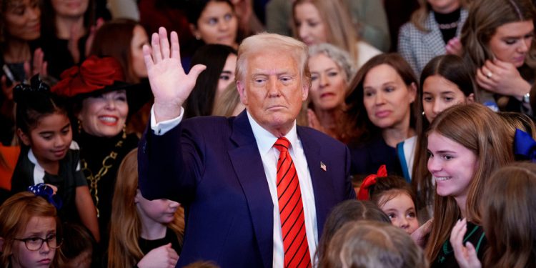 Trump nudi preseljenje bijelim Južnoafrikancima – RT World News