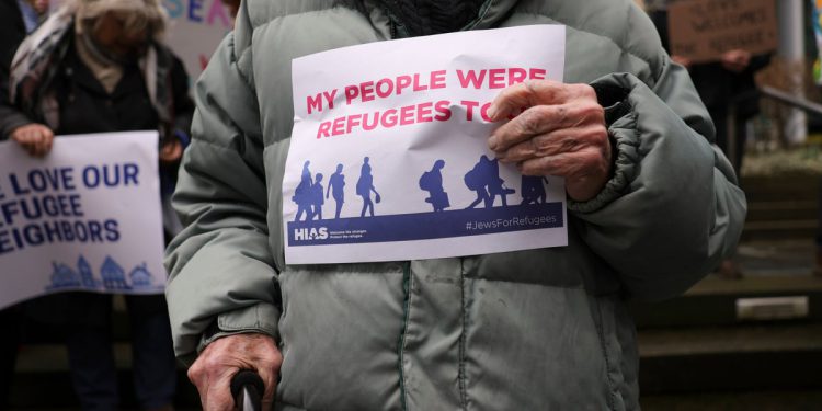 Trump otkazuje ugovore s izbjegličkim skupinama dan nakon što sudac blokira obustavu programa preseljenja