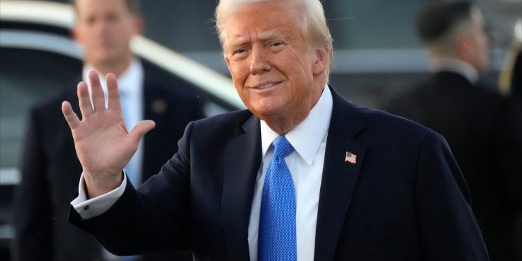 Trump postiže najviše odobrenja bilo kojeg mandata dok nova anketa otkriva da Amerika voli svoje politike