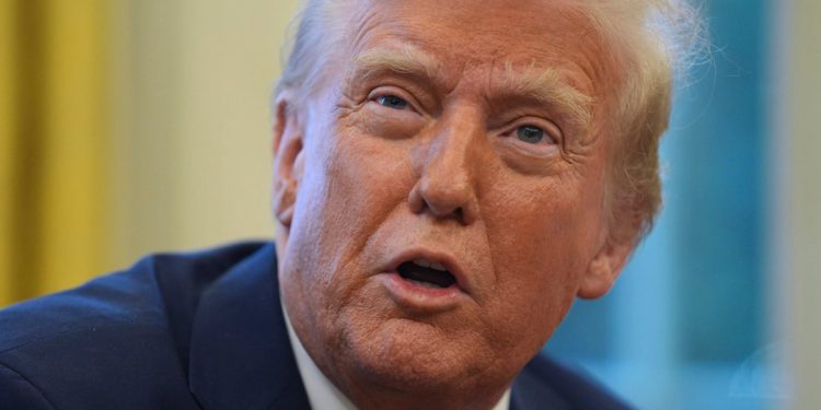 Trump potpisuje nalog za nametanje sjajnih tarifa Kanadi, Meksiku i Kini