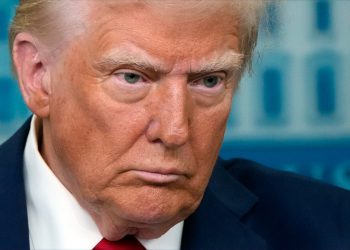 Trump potpisuje naredbu s klauzulom o odmazdi namećući agresivne tarife na Kanadu, Meksiko i Kinu: uživo