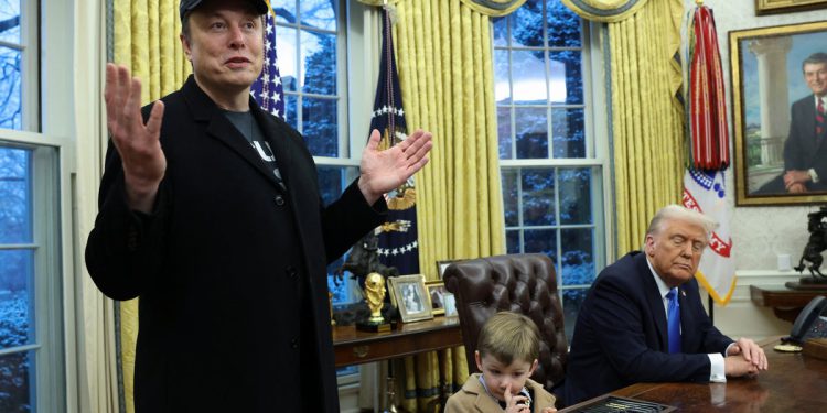 Trump se ruga povratnicima zbog Muskovog zahtjeva saveznim radnicima, jer Gabbard kaže obavještajnom osoblju da ne reagira: ažuriranja uživo