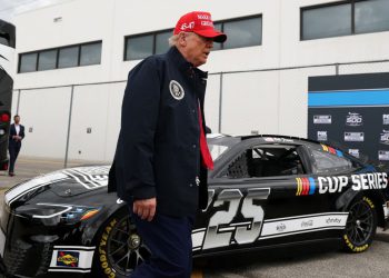 Trump uzima Daytona 500 Joyride financiranog poreznog obveznika na utrci s kišom dok je ugurao saveznu radnu snagu