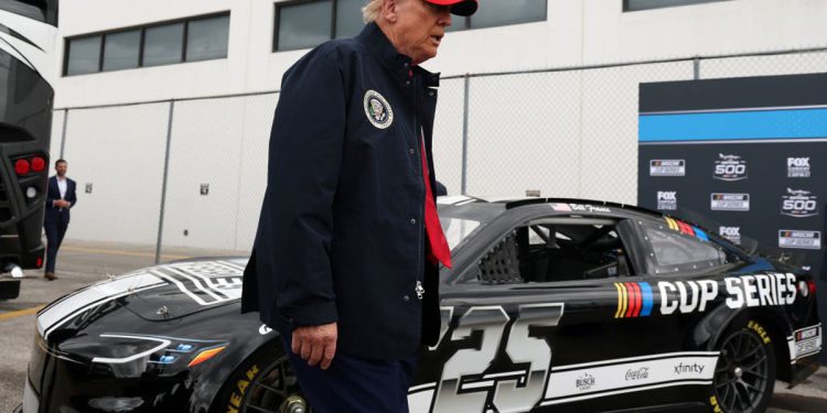 Trump uzima Daytona 500 Joyride financiranog poreznog obveznika na utrci s kišom dok je ugurao saveznu radnu snagu