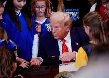 Trump zabranjuje trans sportaše iz ženskog sporta dok administrator tvrdi da je Muskov doge blokiran od plaćanja blagajne: uživo