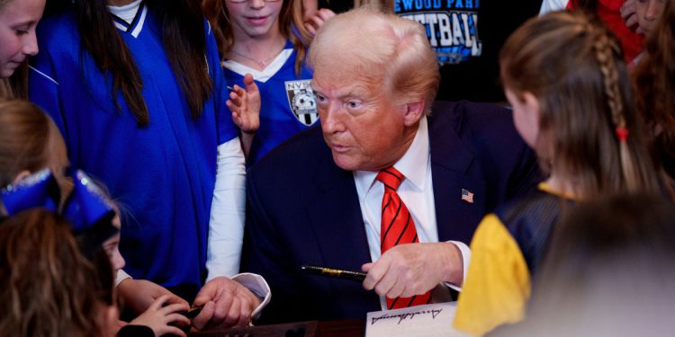 Trump zabranjuje trans sportaše iz ženskog sporta dok administrator tvrdi da je Muskov doge blokiran od plaćanja blagajne: uživo