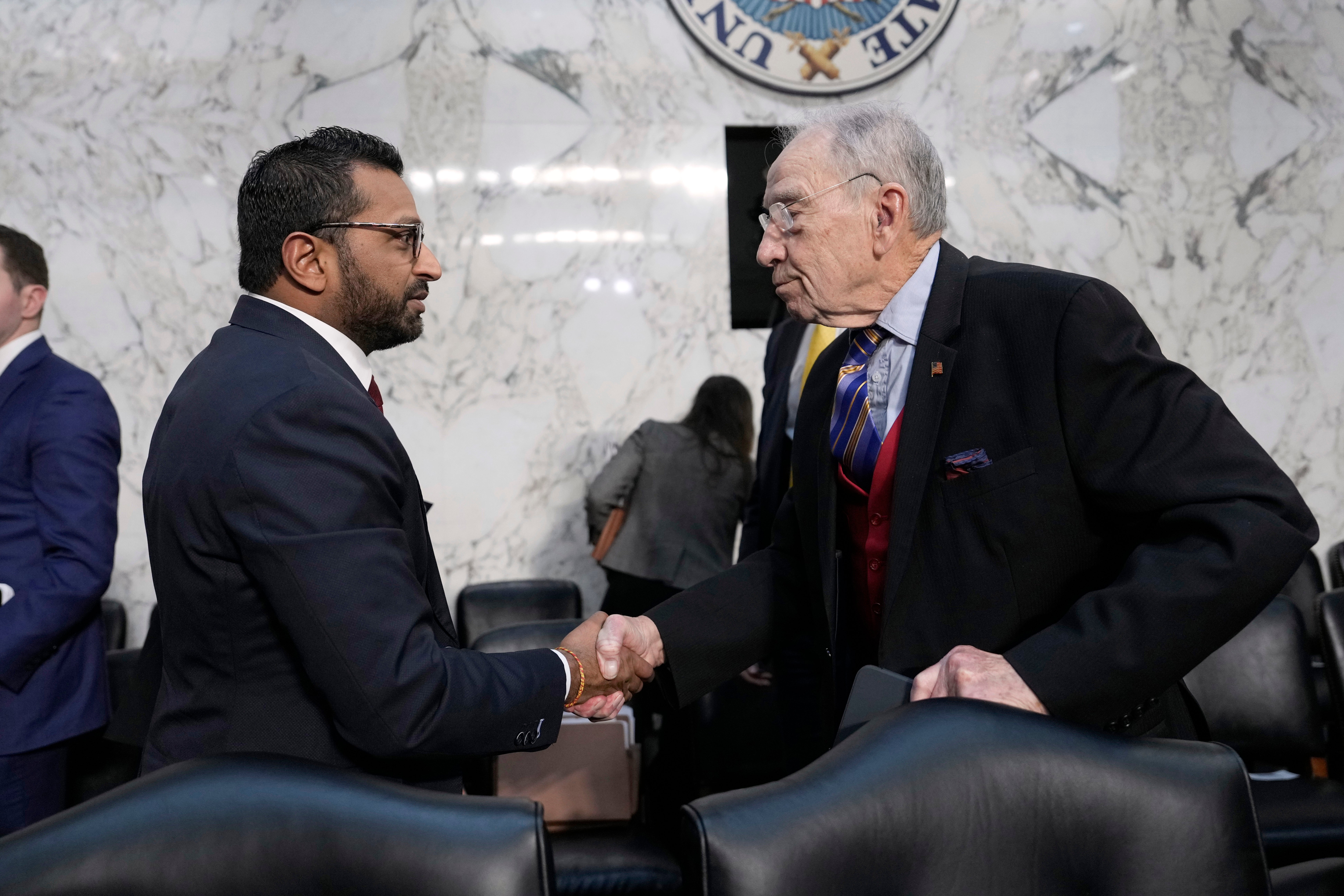 Kash Patel drži ruku senatora Chucka Grassleyja (R-Iowa) dok odlazi nakon saslušanja za potvrdu pred Senatskim odborom za pravosuđe na Kapitolu u Washingtonu prošlog tjedna. Patela je platio ruski filmaš s vezama s Kremljom