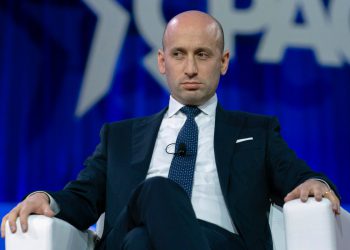 Trumpov pomoćnik Stephen Miller predlaže zamjenu AP -ovog sjedišta u brifingima Bijele kuće