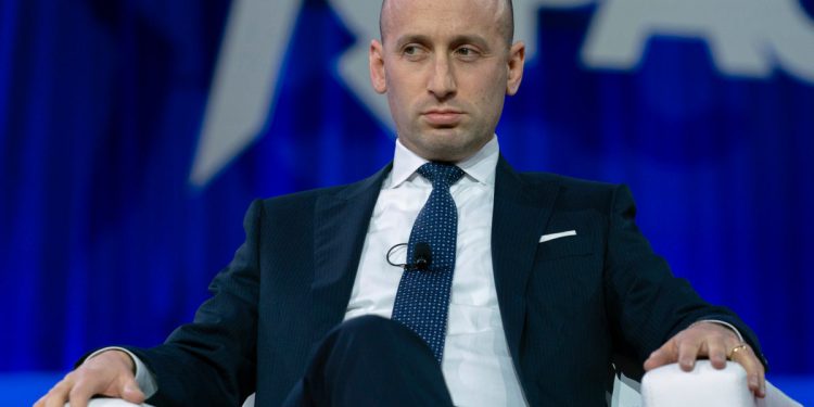 Trumpov pomoćnik Stephen Miller predlaže zamjenu AP -ovog sjedišta u brifingima Bijele kuće