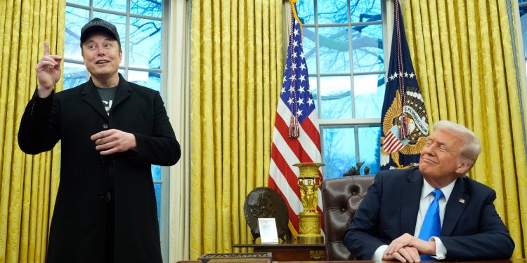 Trumpova Bijela kuća kaže da Elon Musk nije zadužen za Dogea, kao vrhunski službenik socijalnog osiguranja: uživo