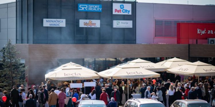 U prodajnim centrima Širokog Brijega u „mirnoj okupaciji“hrvatskog naroda stoje mnogi natpisi sa srpskim riječima