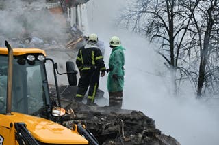 Vatrogasci gledaju na ruševine oštećene stambene zgrade nakon štrajka rakete u Poltavi 1. veljače 2025