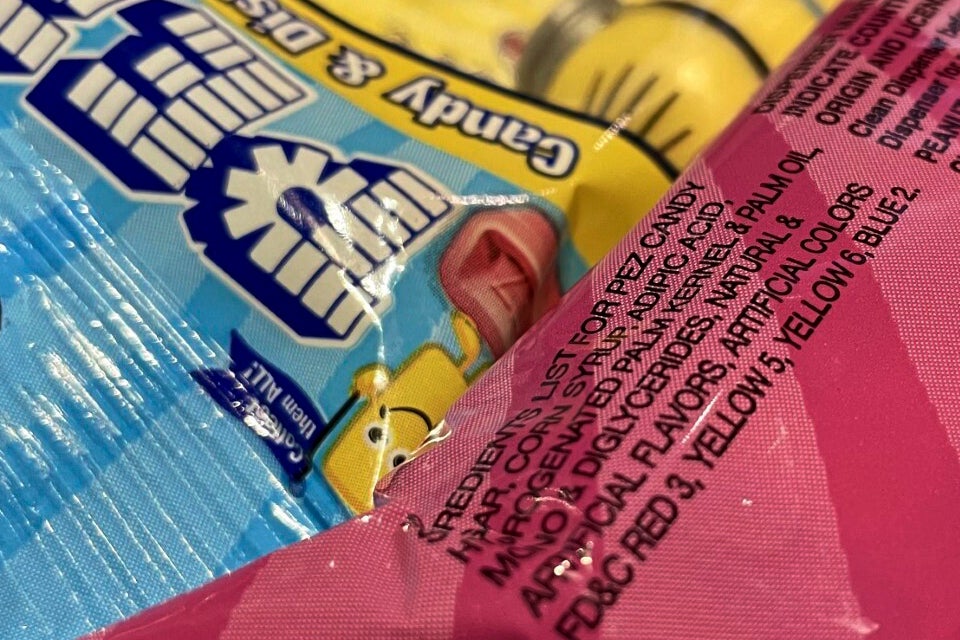 Pez Candy, koji sadrži crvenu boju br. 3, izložena je u trgovini u Lafayette, Kalifornija, 24. ožujka 2023