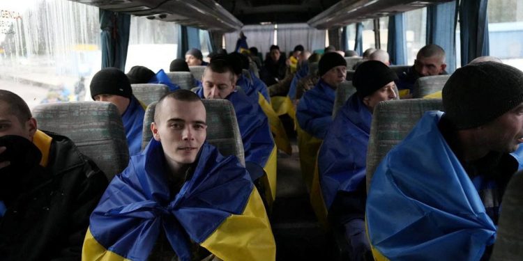 Ukrajina pogađa rusko naftno skladište u dronu Strike -a dok je razmijenilo 300 ratnih zarobljenika