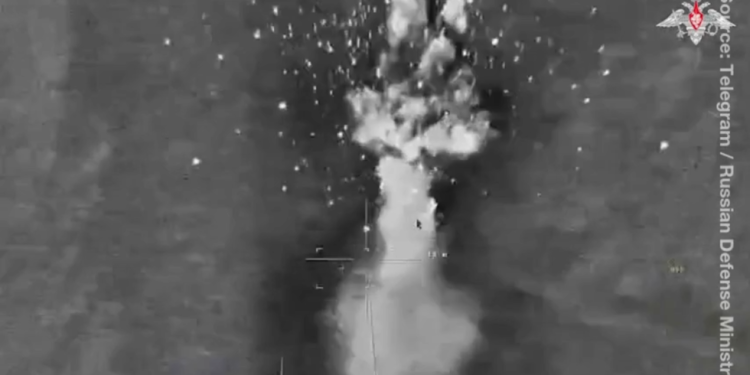 Ukrajinski brod za bespilotne letjelice uništen u blizini Krima – Mod (video) – RT Rusija i bivši Sovjetski Savez