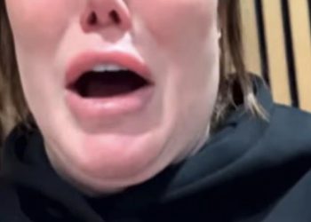 Užasnuta Charlotte Crosby se raspada u suzama nakon što je naoružana banda provalila u kući dok ona spava u emocionalnom prvom pogleda na svoju novu seriju