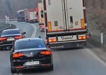 VIDEO Dva službena vozila u krivini pretječu kamione preko duple pune linije