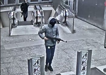 VIDEO Dvojac s fantomkama pucao po Bruxellesu, pobjegli u metro i još nisu uhićeni