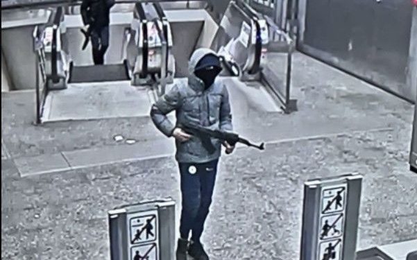 VIDEO Dvojac s fantomkama pucao po Bruxellesu, pobjegli u metro i još nisu uhićeni