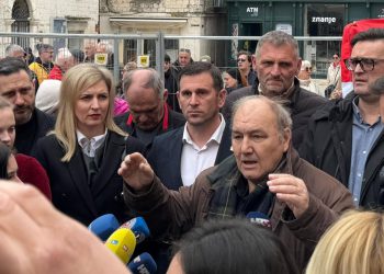 VIDEO Inicident na obraćanju Kovačića: “Ja govorim sad!”, prosvjednik novinaru: “Ma ti si k**ac!”