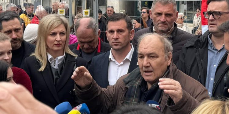 VIDEO Inicident na obraćanju Kovačića: “Ja govorim sad!”, prosvjednik novinaru: “Ma ti si k**ac!”