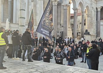 VIDEO ‘Marijini ratnici’ na Peristilu molili za život u predbračnoj čistoći, za čednost u odijevanju i ponašanju…