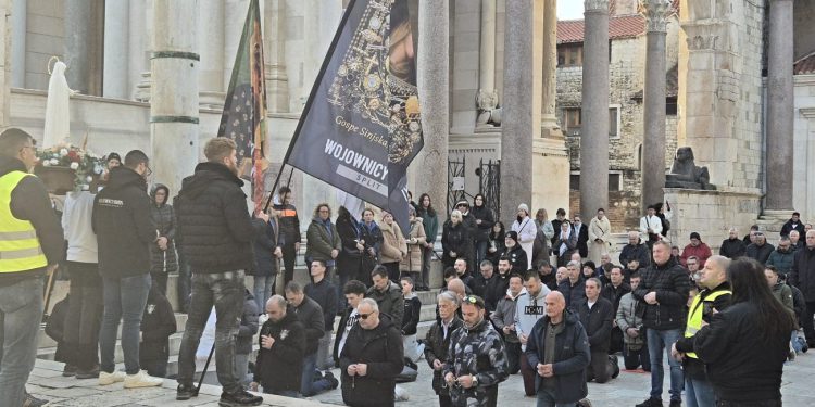 VIDEO ‘Marijini ratnici’ na Peristilu molili za život u predbračnoj čistoći, za čednost u odijevanju i ponašanju…