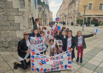VIDEO Najmlađi obožavatelji proslavili Hajdukov rođendan. Njihova pjesma mogla se čuti centrom Splita