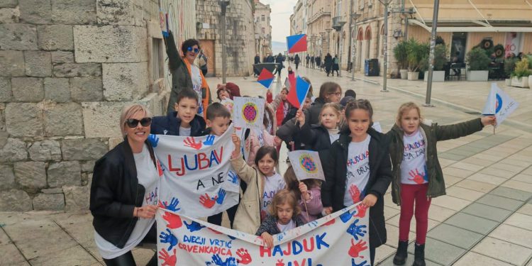 VIDEO Najmlađi obožavatelji proslavili Hajdukov rođendan. Njihova pjesma mogla se čuti centrom Splita