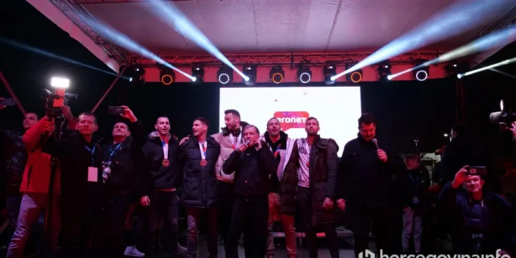 Vatreni doček u Mostaru srebrnih rukometnih reprezentativaca predvođeni Igorom Karačićem