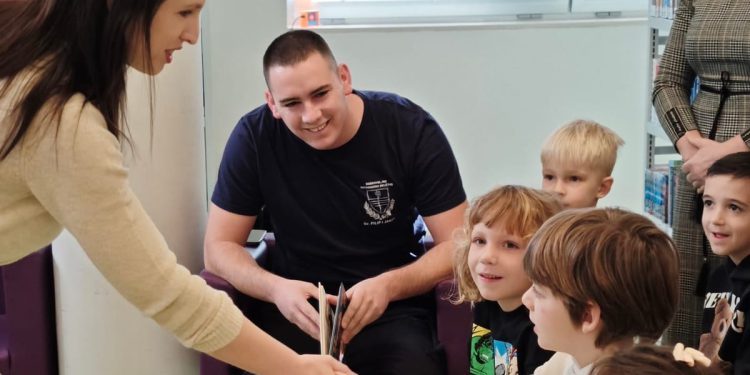 Vatrogasci čitali mališanima u GK Biograd na moru