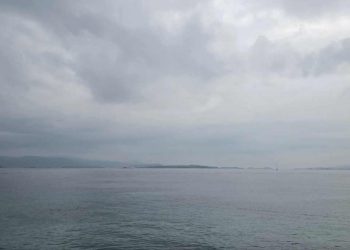 Većinom oblačno s malo kiše na otocima