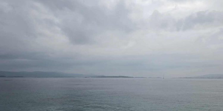 Većinom oblačno s malo kiše na otocima