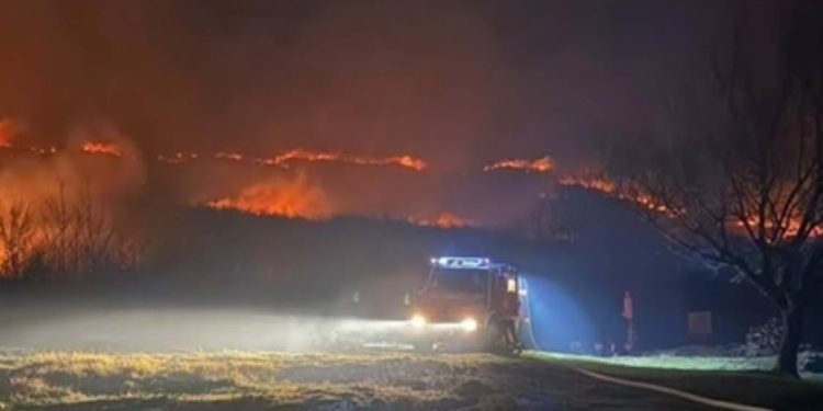 Veliki požar podno Učke gasi četiri kanadera, 38 vozila i preko 120 vatrogasaca!