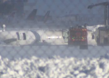 Video: Avion Delta leži na leđima nakon pada aerodroma u Torontu | Vijesti