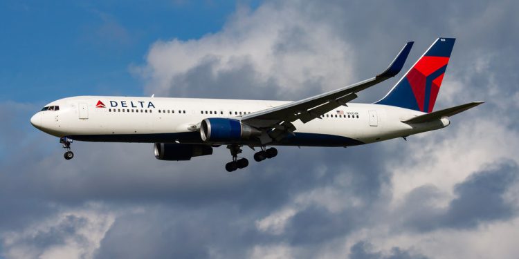 Višestruko ozlijeđen kada se zrakoplov Delta Air Lines prevrne tijekom sudar u zračnoj luci Toronto