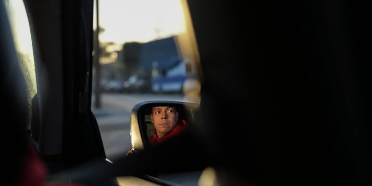 Volonteri koriste bikove i sirene kako bi upozorili imigrante kada je led u njihovom području