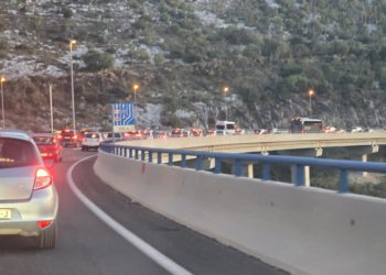 Vozači na rubu živaca, nepregledna kolona niz brzu cestu Solin – Klis