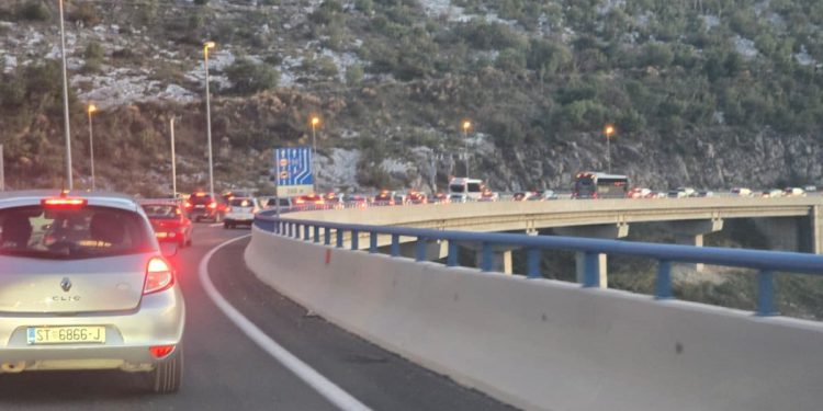 Vozači na rubu živaca, nepregledna kolona niz brzu cestu Solin – Klis