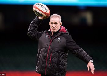 Wales je uputio još jedan udarac nacije Mid-Six jer ključni član tima slijedi Warrena Gatlanda iza vrata nakon što je bio nepristojan poraz
