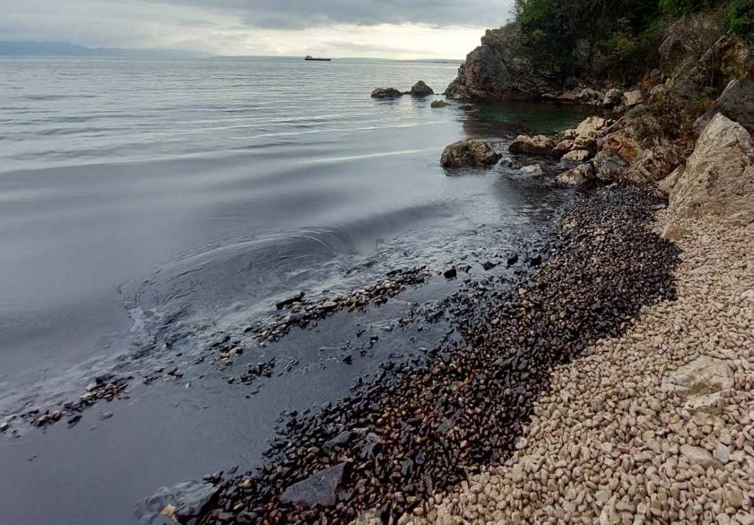 Građani snimili gdje curi nafta u Kvarnerskom zaljevu i najavili prosvjed!