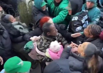 Zastrašujući trenutak Eagles obožavatelj koji drži bebu bori se sa ženom za vrijeme parade Philadelphia Super Bowl