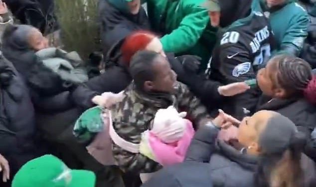 Zastrašujući trenutak Eagles obožavatelj koji drži bebu bori se sa ženom za vrijeme parade Philadelphia Super Bowl